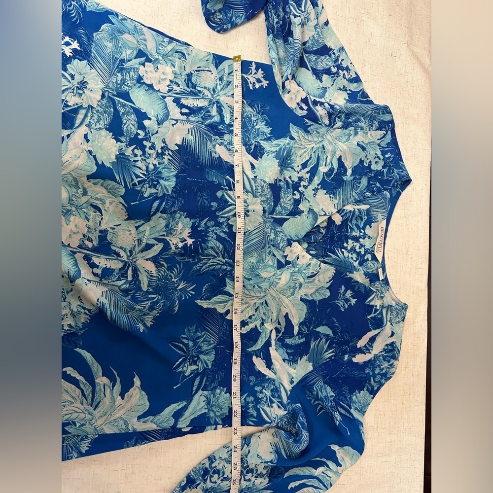 Elegant Blue and White Blouse with Chic Design 💙 - Picture 5 of 11